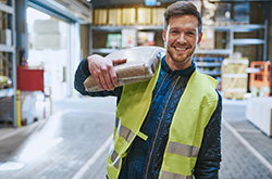 Fachkraft-fuer-Lagerlogistik-unter-Ausbildung-250x165